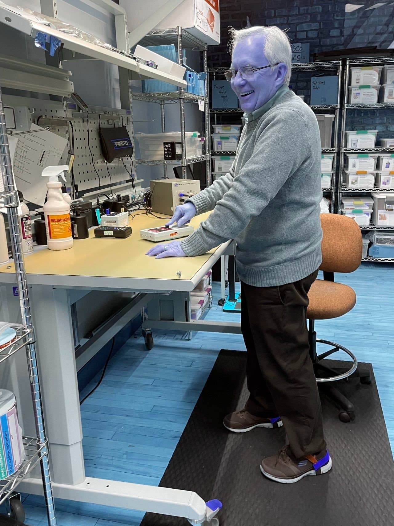 ESDVinylWorkspaceandChairMat-Anti-SlipSurfaceinuse ESD Vinyl Workspace and Chair Mat with Anti-Slip 2